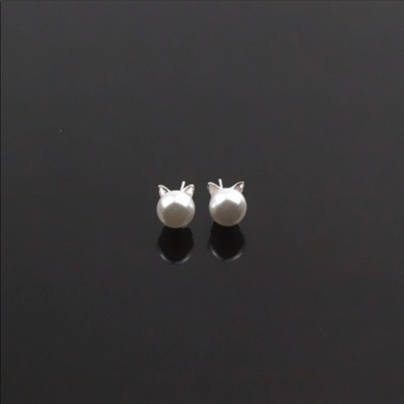 NWT Pearl Kitty Cat Earrings - Picture 2 of 8